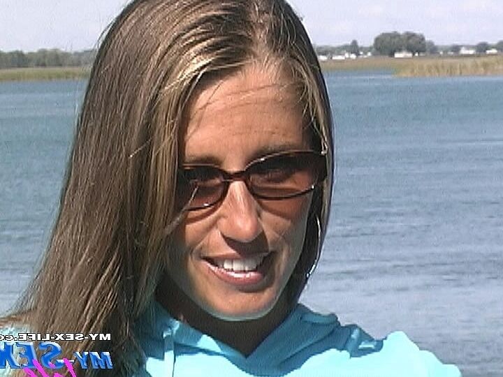 21P MILF con gafas Lori Anderson hace una mamada en POV