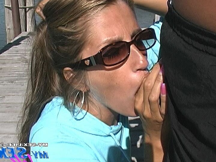 21P MILF con gafas Lori Anderson hace una mamada en POV