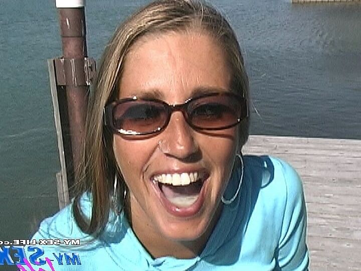 21P MILF con gafas Lori Anderson hace una mamada en POV