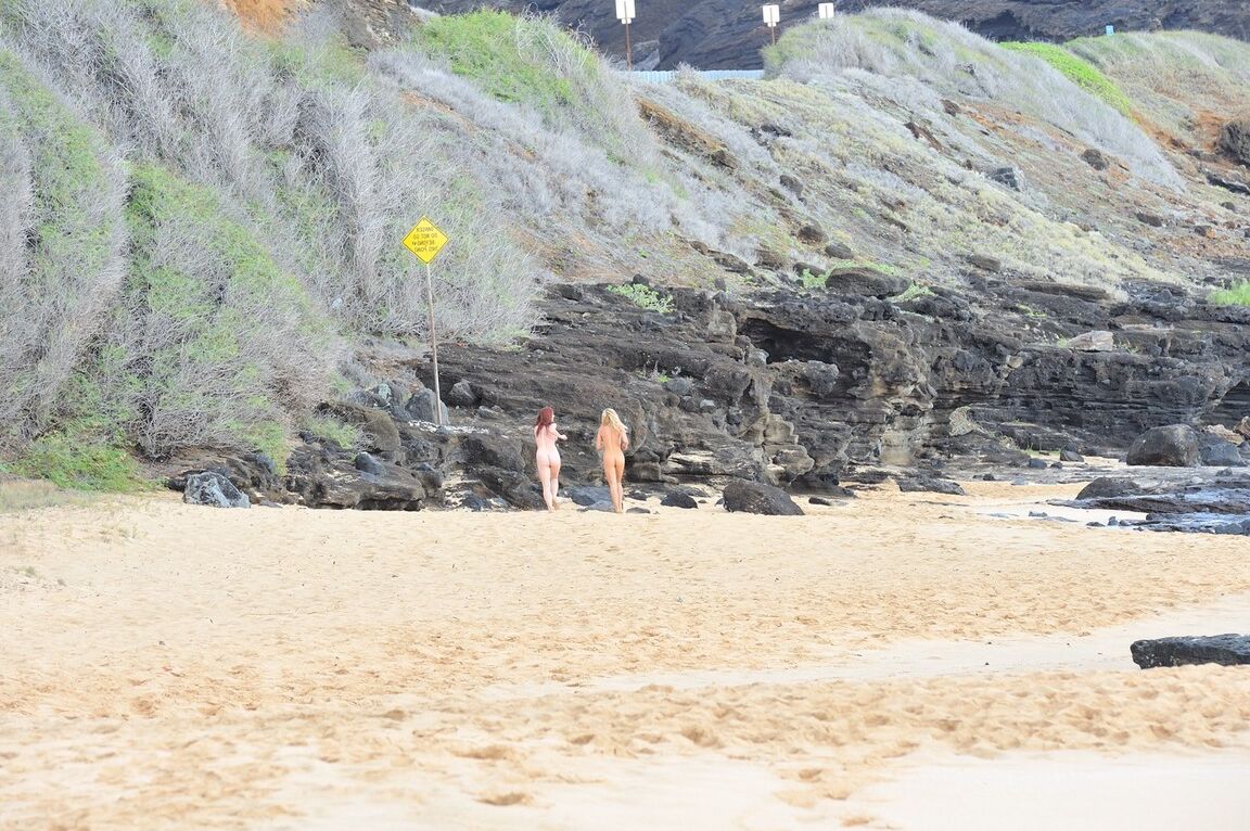 21P Die bezaubernden Amateur-Babes Lena und Melody ziehen sich aus und posieren nackt am Strand