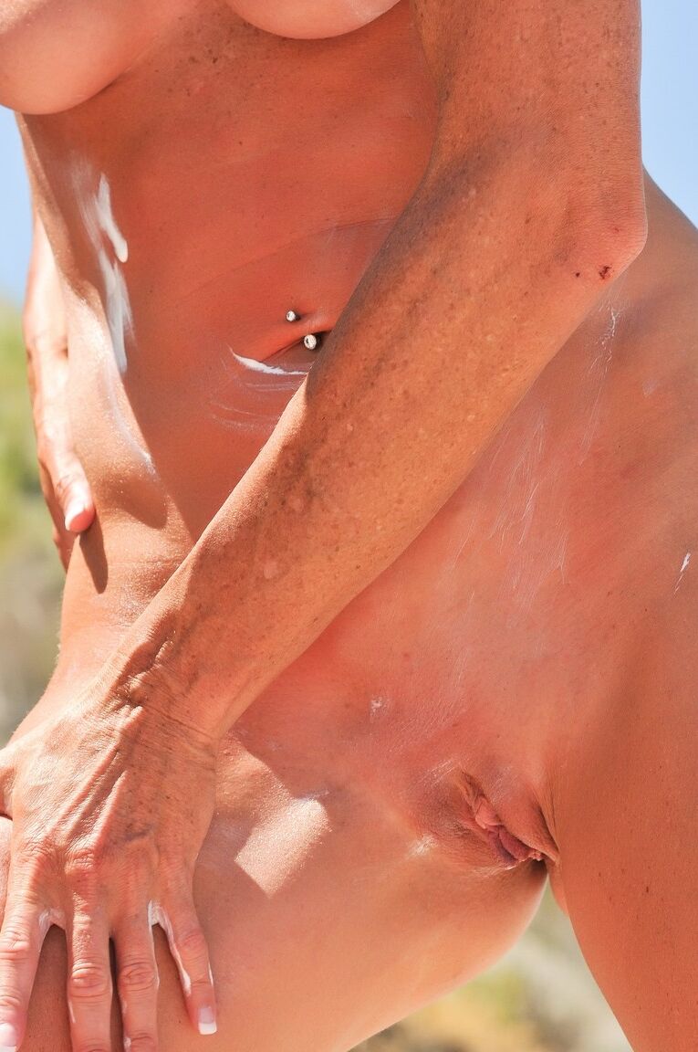 21P Mamá sexy con el vientre perforado Sofie Marie hace alarde de su coño afeitado al aire libre