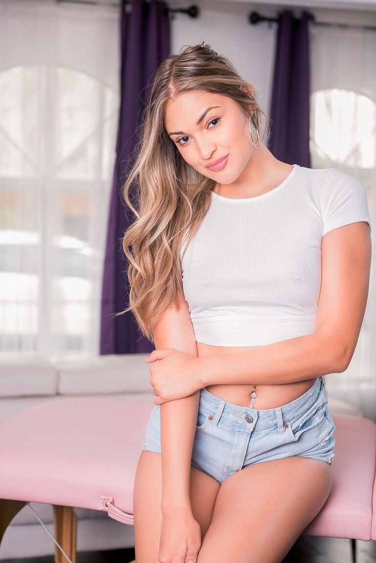 12P La hermosa rubia Gizelle Blanco se desnuda antes de una follada de coño a boca