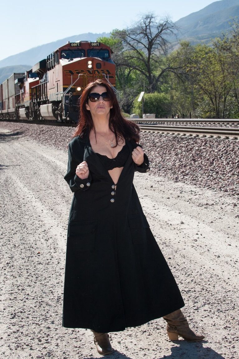 17P MILF tout en courbes avec des lunettes de soleil Alicia Silver montre son manchon poilu sur le chemin de fer