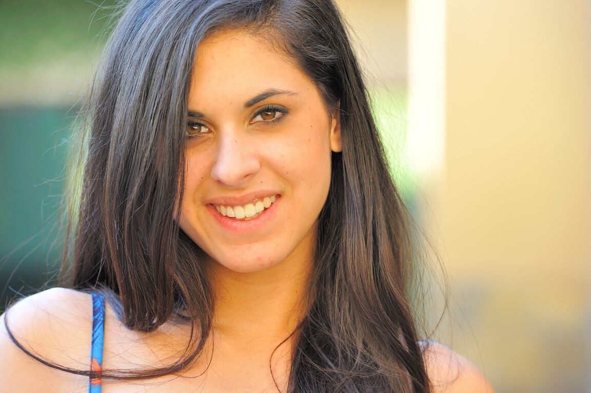 21P A jovem fofa Lilly revela seus seios naturais e sua vulva raspada ao ar livre