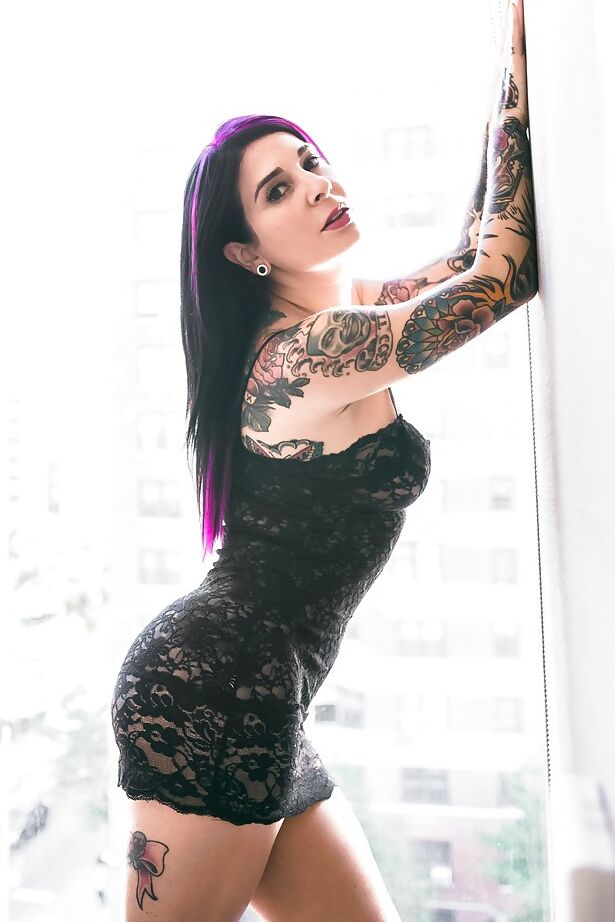 16P La modelo solista alternativa tatuada Joanna Angel abriendo los labios rosados ​​de su coño