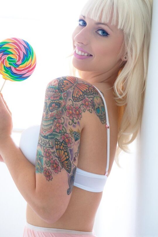 15P A loira tatuada Lynn Pops faz ótimas poses com um pirulito na mão