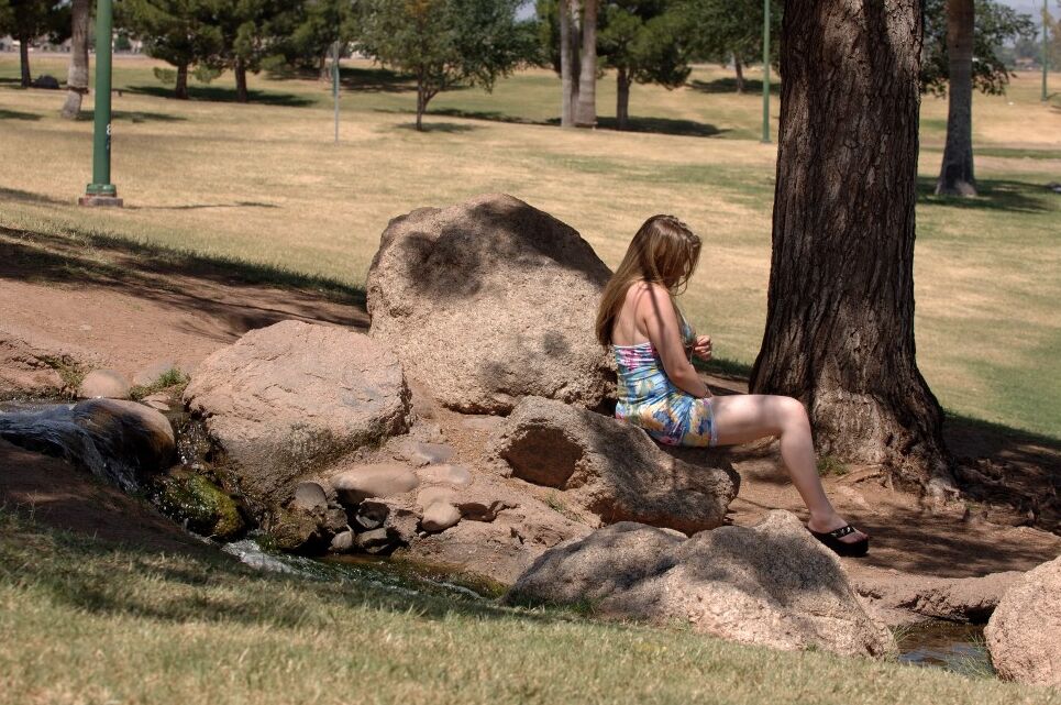 21P La amateur Wendy muestra sus tetas naturales y posa en el parque
