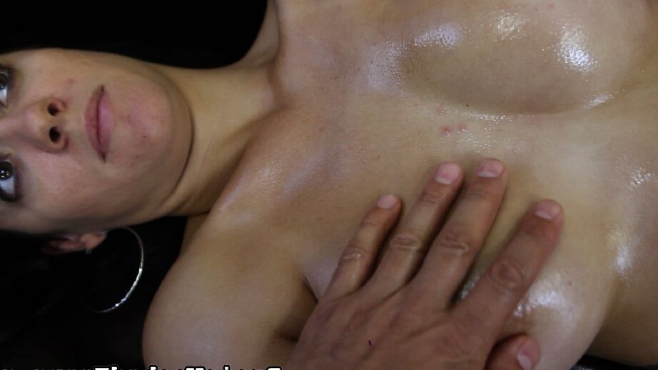 15P A adolescente morena Mandy dá uma gozada em grandes naturais depois de puxar um pau