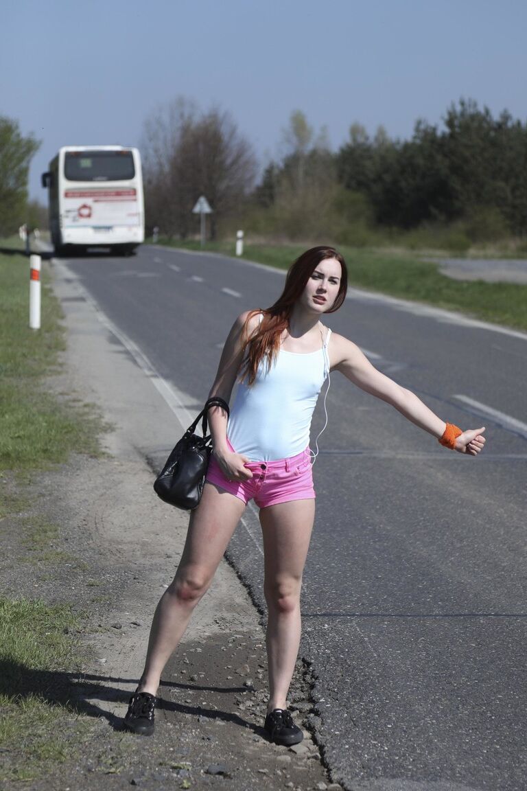 21P A adolescente caroneira Charli Red gosta de sexo hardcore depois de receber óleo em sua bunda grande