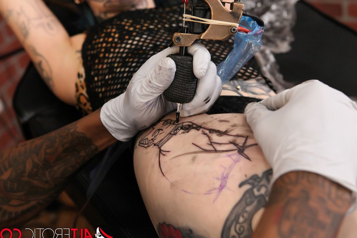 16P La tatuada Sascha Ink recibe tinta fresca antes de tener sexo con un hombre tatuado