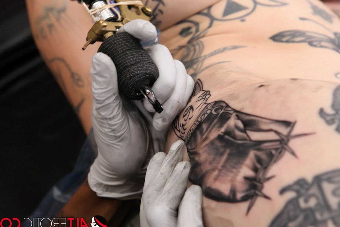 16P La tatuada Sascha Ink recibe tinta fresca antes de tener sexo con un hombre tatuado