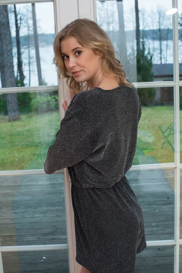 18P A loira Casey libera seu lindo corpo com um roupão e tanga