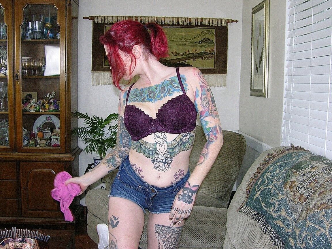 16P A ruiva tatuada Lola tira os óculos e a roupa para seus primeiros nus