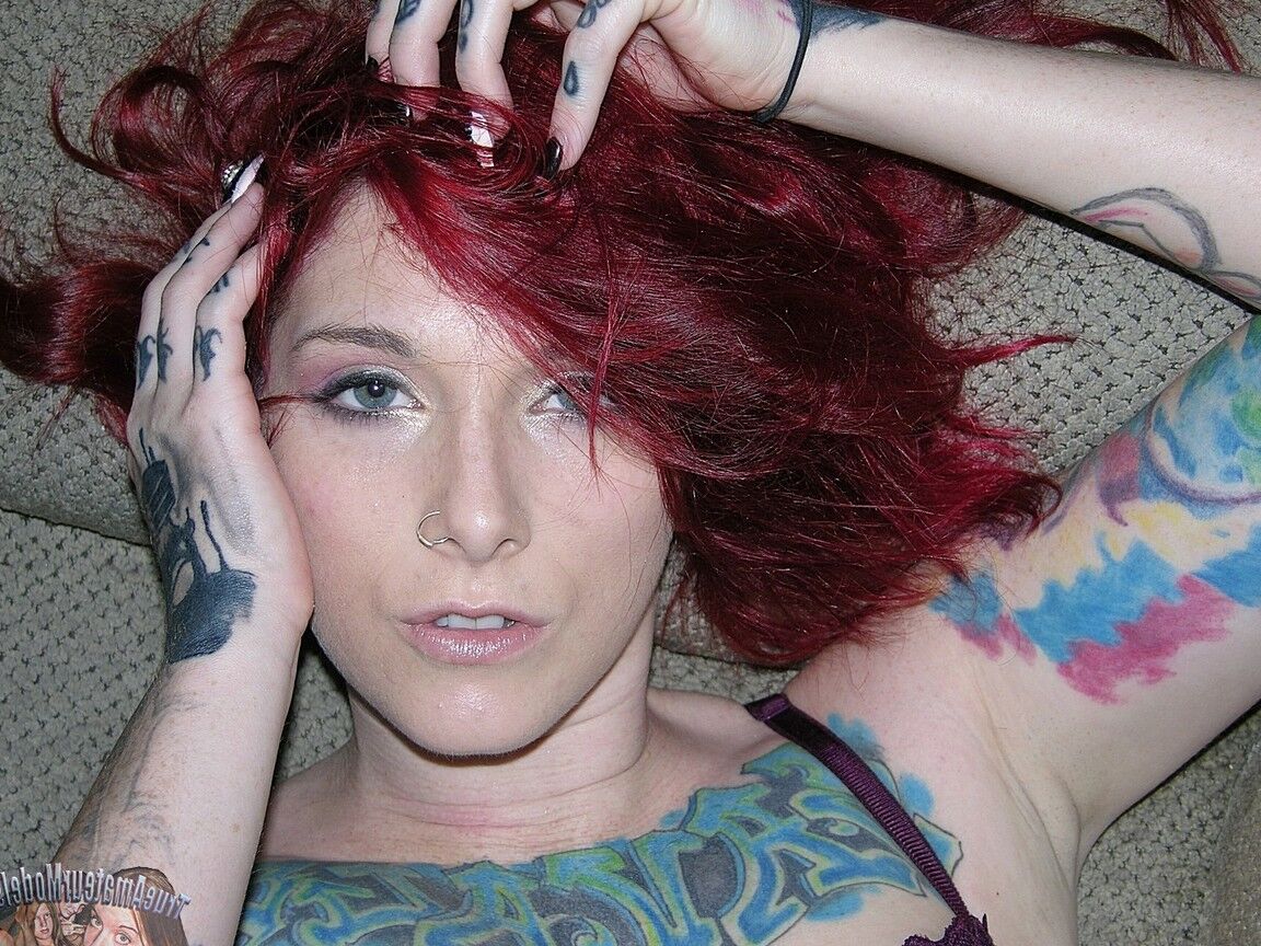 16P A ruiva tatuada Lola tira os óculos e a roupa para seus primeiros nus