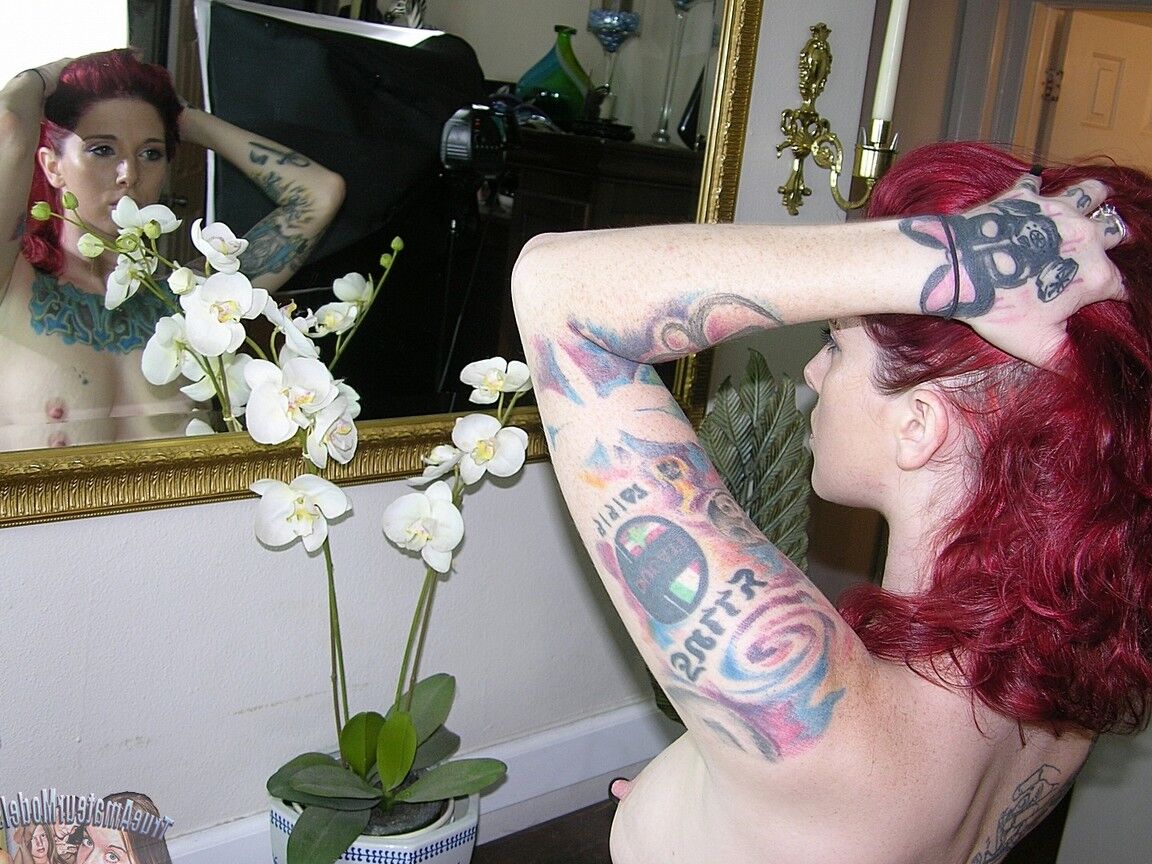 16P A ruiva tatuada Lola tira os óculos e a roupa para seus primeiros nus
