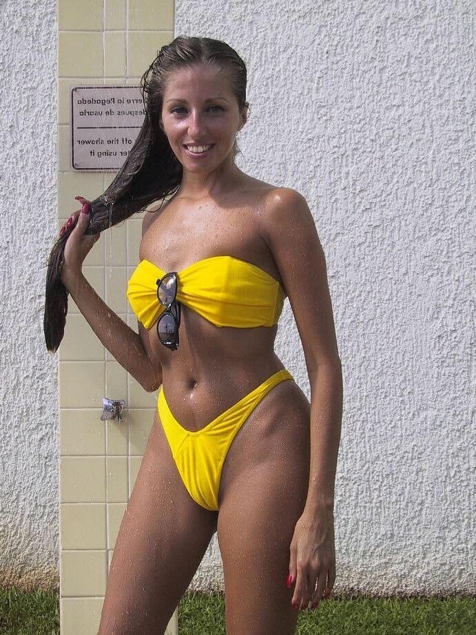 21P Attractive MILF Lori Anderson flashes her tits while posing in her sexy bikini