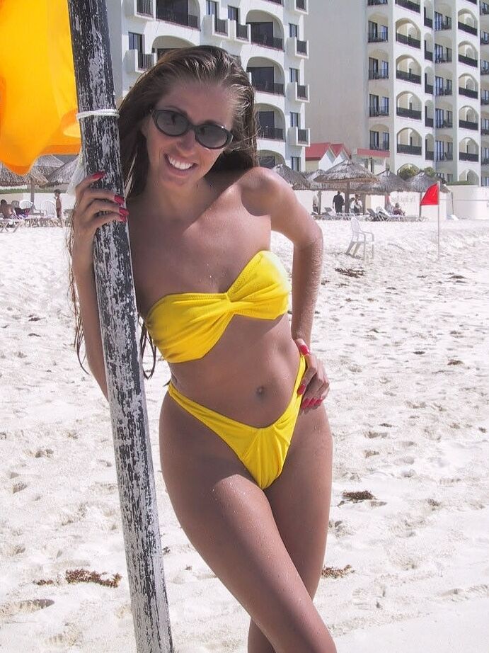 21P Attractive MILF Lori Anderson flashes her tits while posing in her sexy bikini
