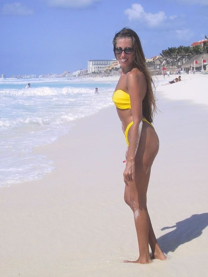 21P Attractive MILF Lori Anderson flashes her tits while posing in her sexy bikini