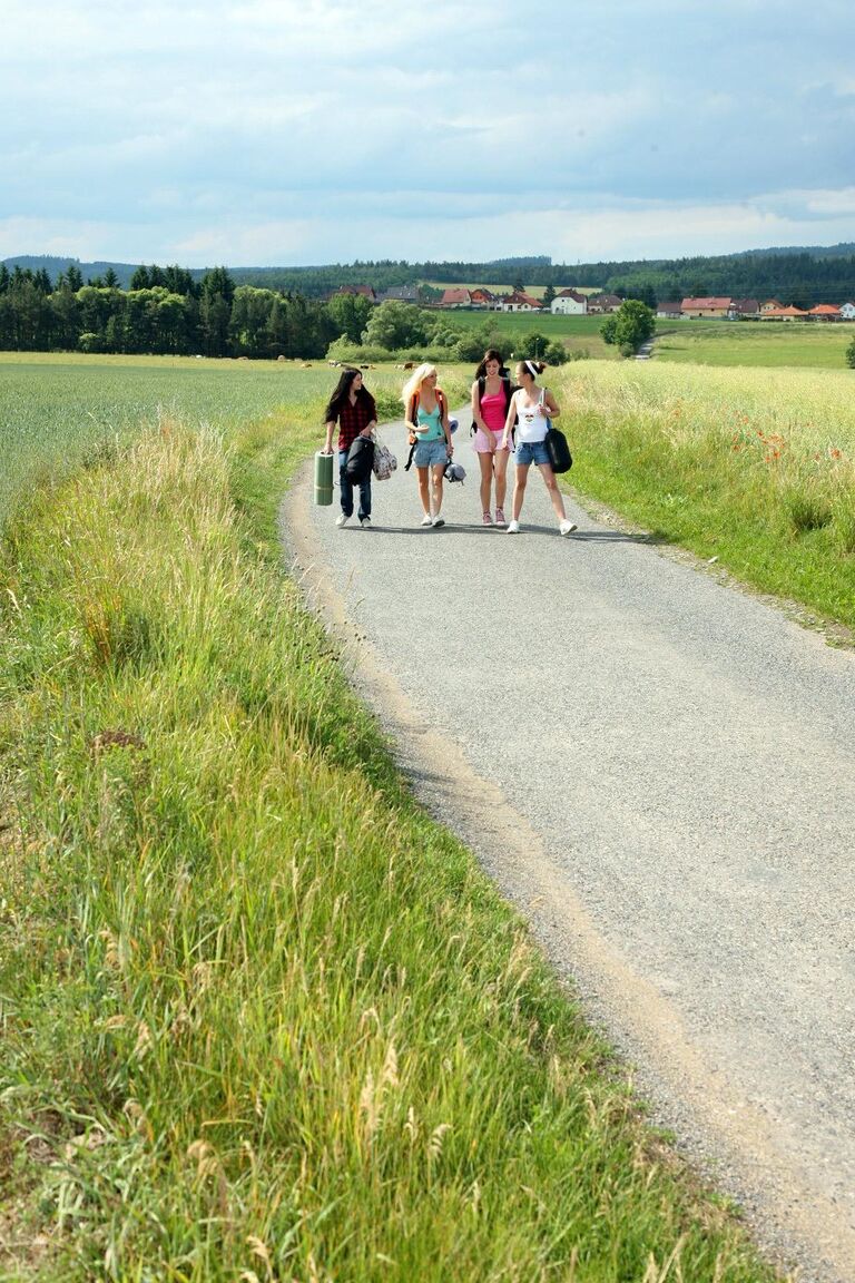 21P Estudantes excitadas lambendo buceta em um quarteto só de garotas durante um acampamento