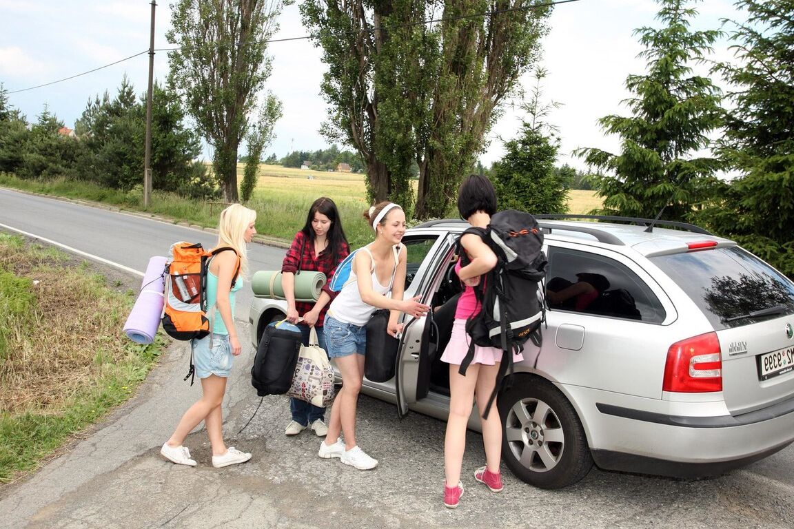 21P Estudantes excitadas lambendo buceta em um quarteto só de garotas durante um acampamento