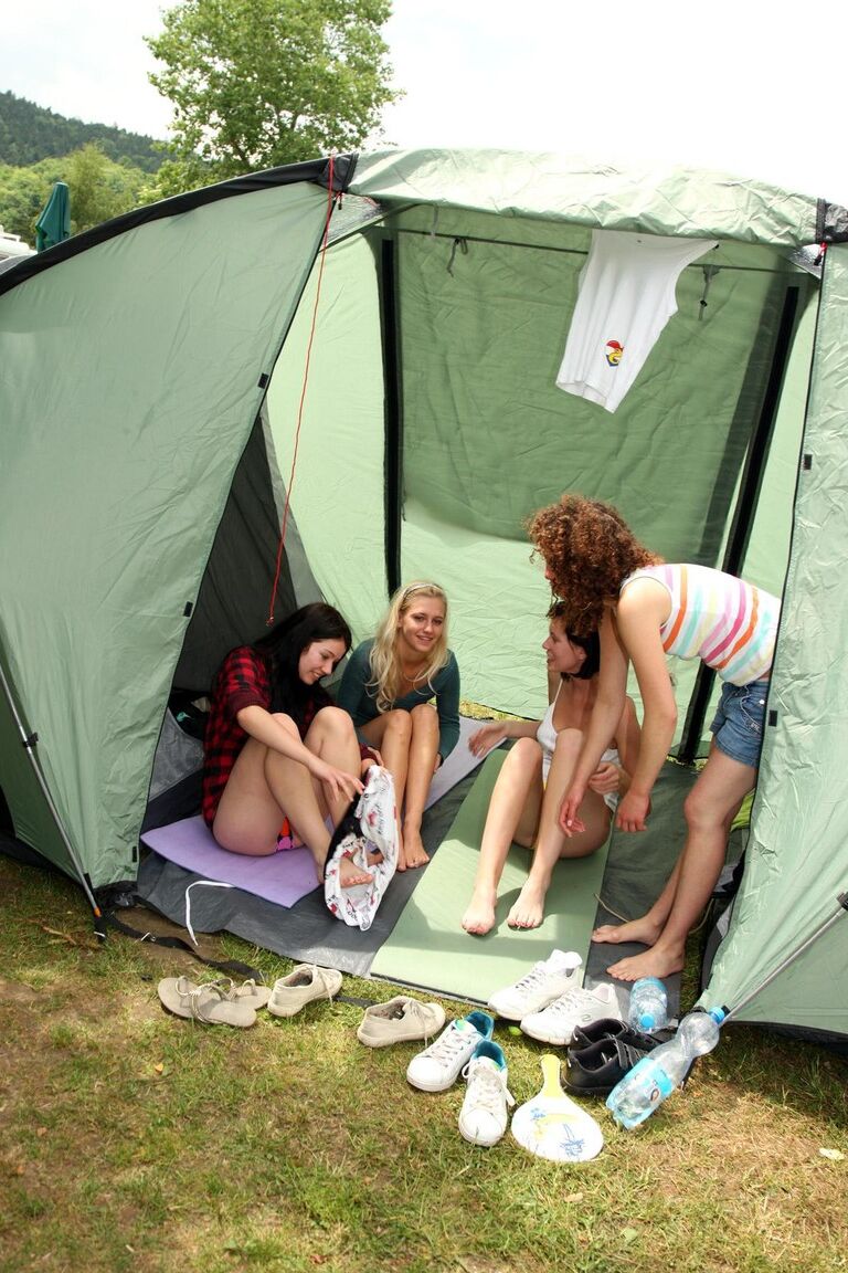 21P Estudantes excitadas lambendo buceta em um quarteto só de garotas durante um acampamento