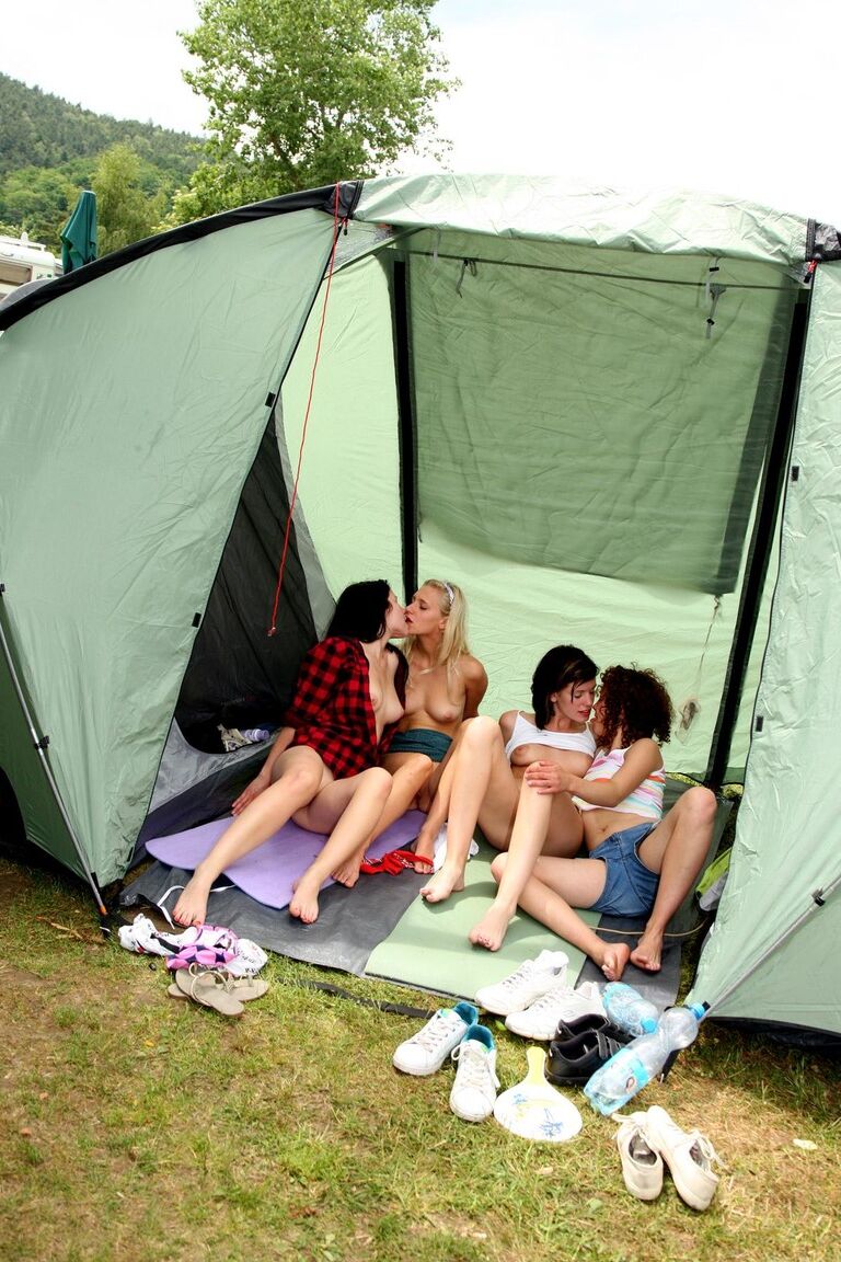 21P Estudantes excitadas lambendo buceta em um quarteto só de garotas durante um acampamento