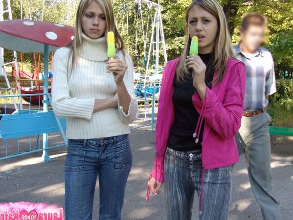 15P Des lesbiennes adolescentes se dirigent vers un parc public pour montrer leurs seins et leurs fesses.