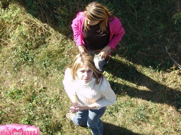 15P Des lesbiennes adolescentes se dirigent vers un parc public pour montrer leurs seins et leurs fesses.