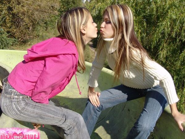 15P Des lesbiennes adolescentes se dirigent vers un parc public pour montrer leurs seins et leurs fesses.