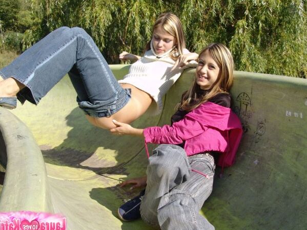 15P Des lesbiennes adolescentes se dirigent vers un parc public pour montrer leurs seins et leurs fesses.
