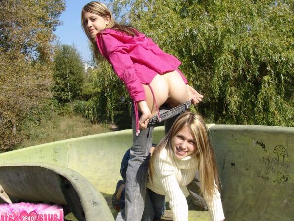 15P Des lesbiennes adolescentes se dirigent vers un parc public pour montrer leurs seins et leurs fesses.
