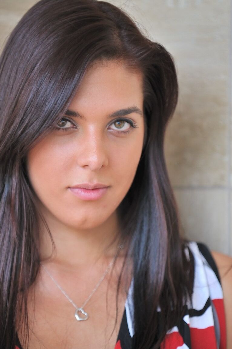 21P Die üppige Amateurpuppe Claire zieht in der Öffentlichkeit ihr sexy schwarzes Höschen aus