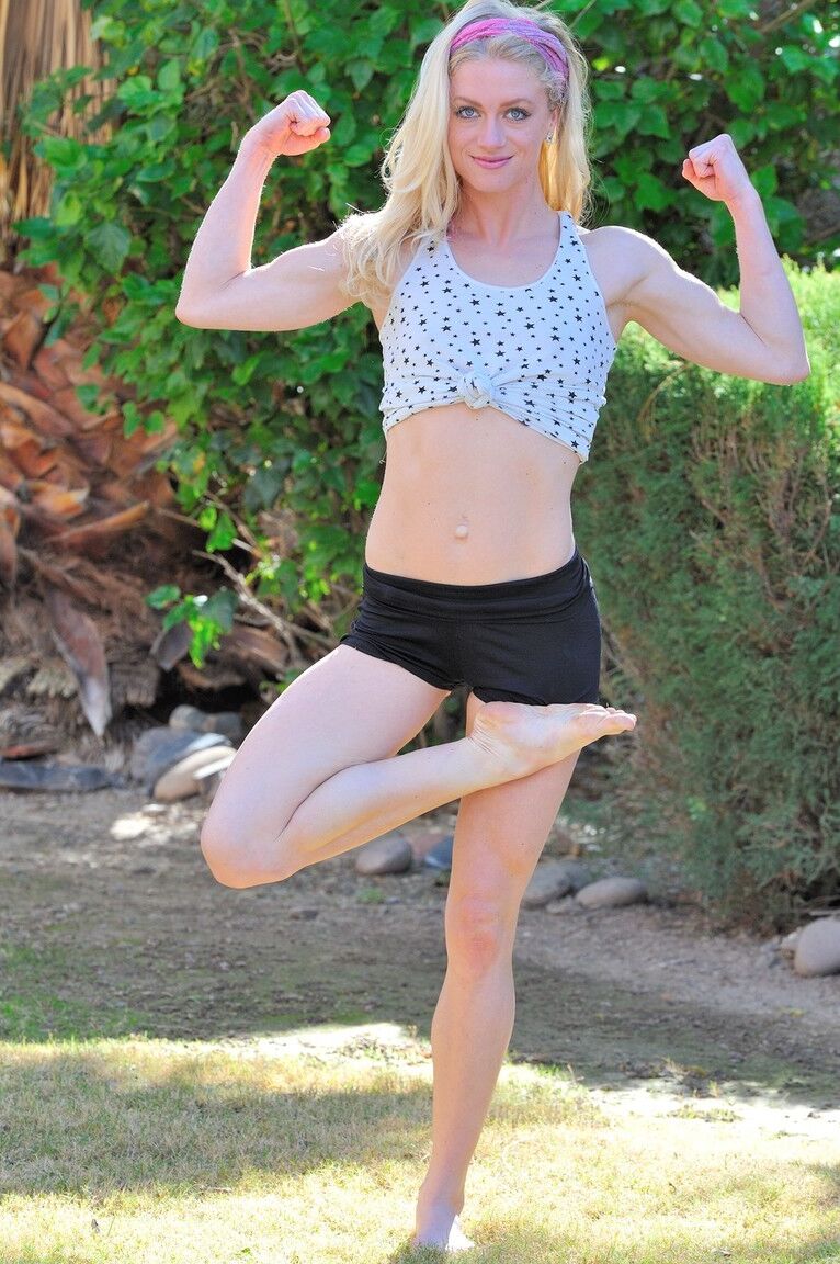 21P La cachonda Bella muestra sus flexibles movimientos de yoga mientras está desnuda al aire libre