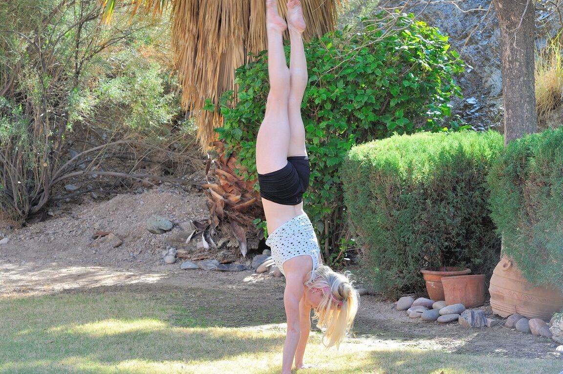 21P La cachonda Bella muestra sus flexibles movimientos de yoga mientras está desnuda al aire libre