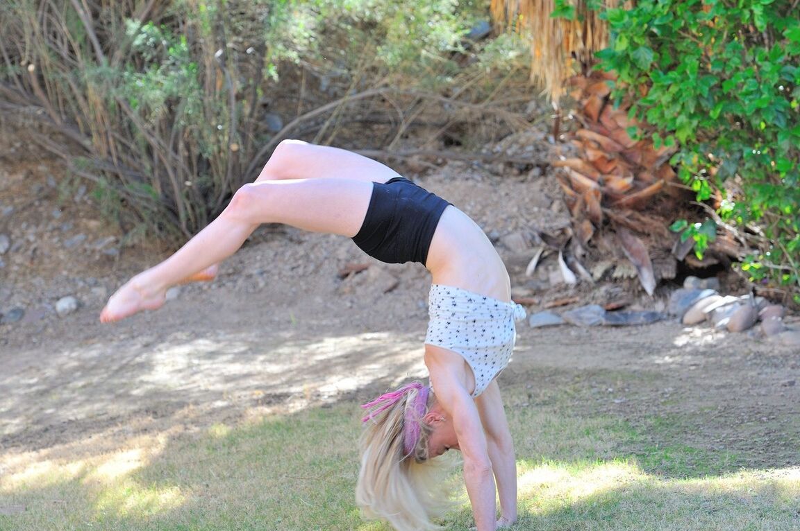 21P La cachonda Bella muestra sus flexibles movimientos de yoga mientras está desnuda al aire libre