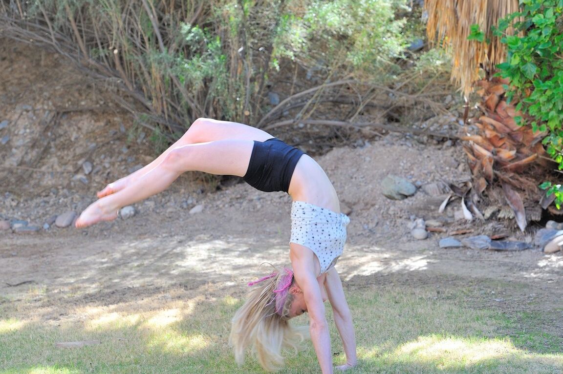 21P La cachonda Bella muestra sus flexibles movimientos de yoga mientras está desnuda al aire libre