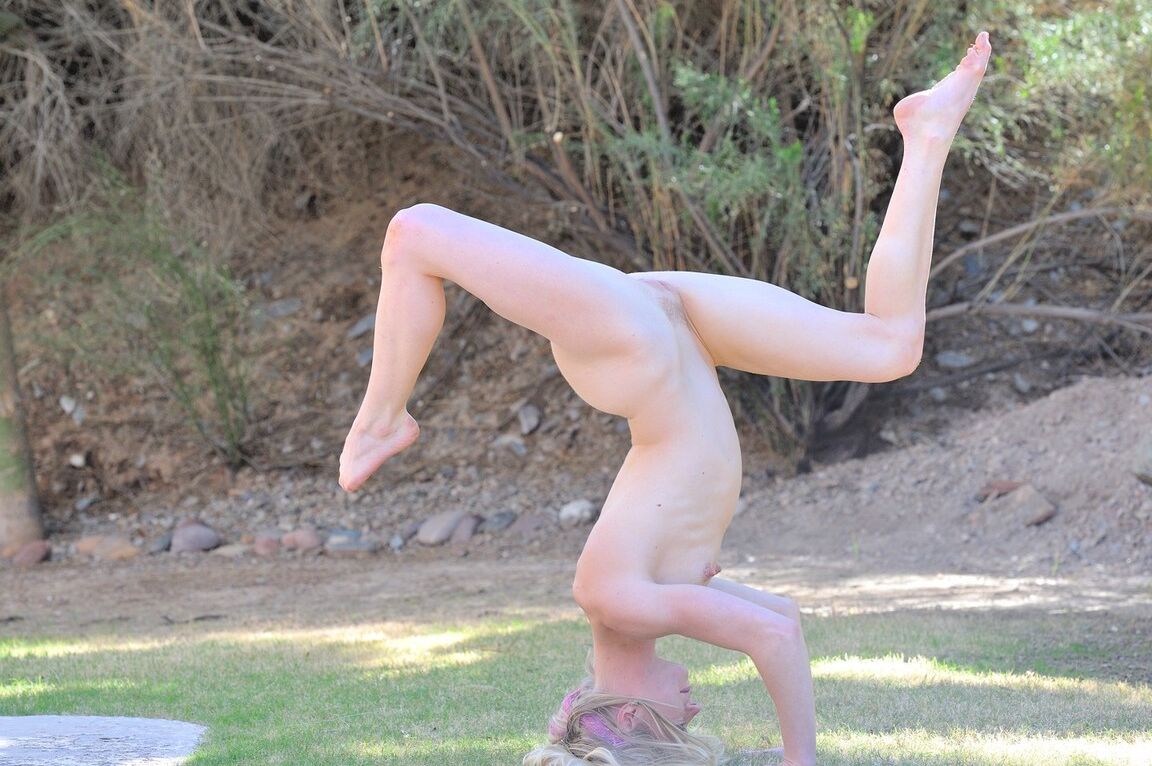 21P La cachonda Bella muestra sus flexibles movimientos de yoga mientras está desnuda al aire libre
