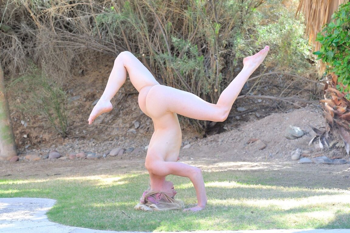 21P La cachonda Bella muestra sus flexibles movimientos de yoga mientras está desnuda al aire libre