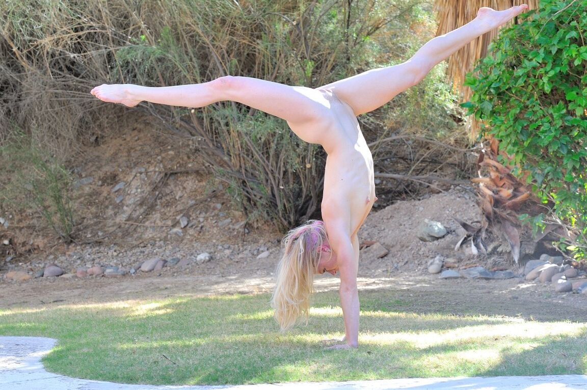 21P La cachonda Bella muestra sus flexibles movimientos de yoga mientras está desnuda al aire libre