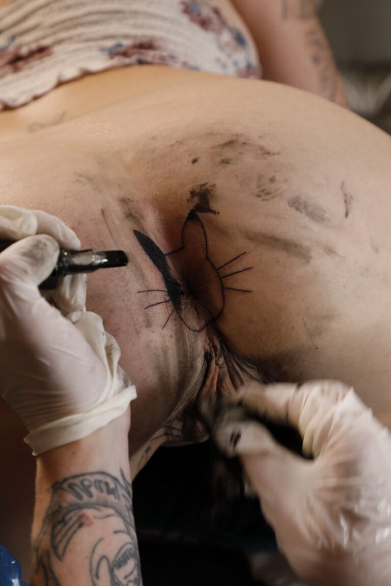 16P A garota tatuada Sully Savage faz uma tatuagem anal durante uma foda hardcore