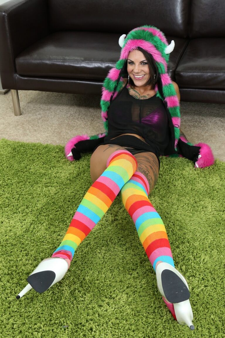 21P Inked prostitute Bonnie Rotten masturbates to orgasm in her colorful stockings