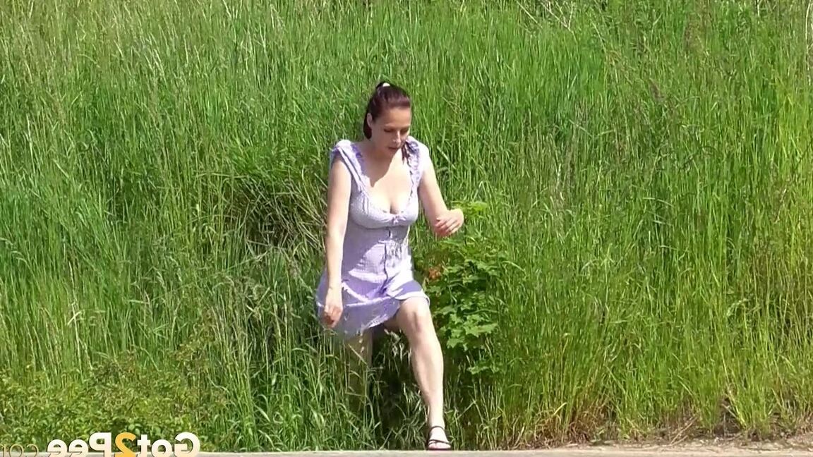 15P Solo-Girl Antonia Sainz hockt in Sandalen zum Pissen auf einer Betonplatte