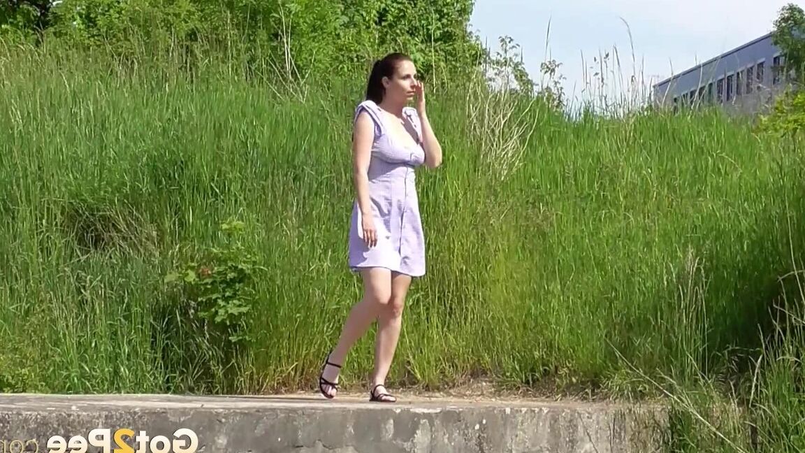 15P Solo-Girl Antonia Sainz hockt in Sandalen zum Pissen auf einer Betonplatte