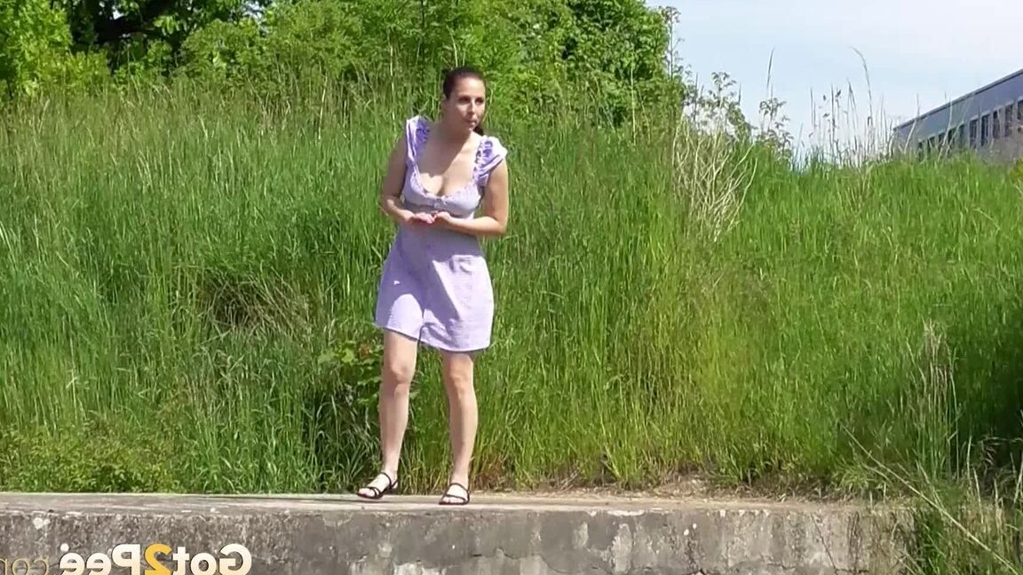 15P Solo-Girl Antonia Sainz hockt in Sandalen zum Pissen auf einer Betonplatte