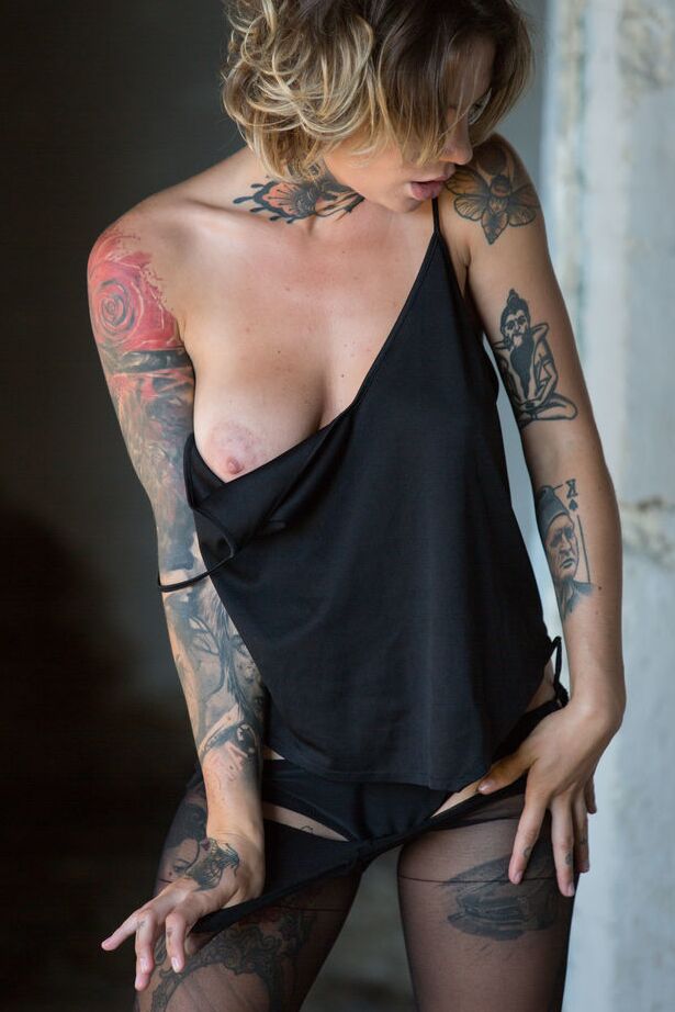16P A adolescente tatuada Stacy Cloud tira a meia sem virilha em um prédio abandonado