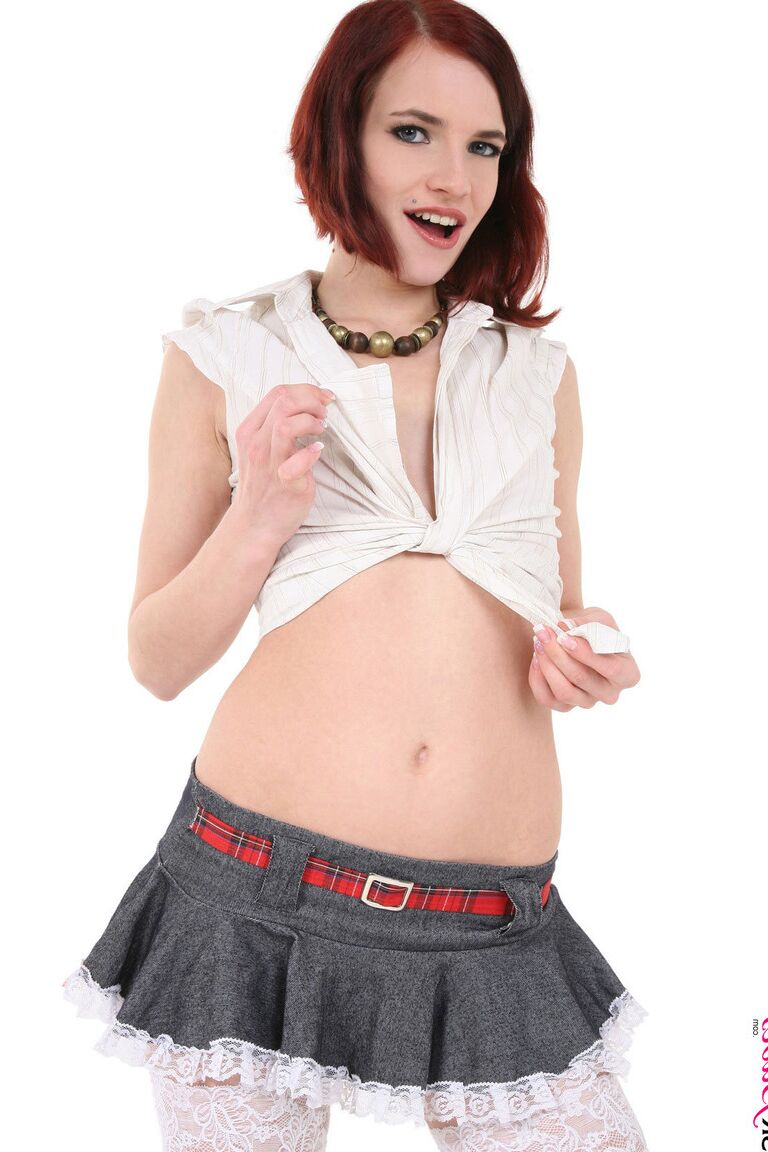 15P La rousse sexy Leila Smith joue avec sa chatte et son trou du cul après un petit strip-tease
