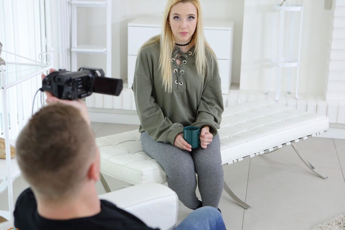 16P La joven rubia Samantha Rone recibe una boca llena de semen durante el sexo con un fotógrafo