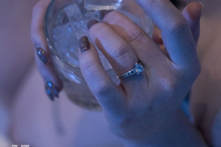 16P コートニー L が角氷を選択し、口をとがらせた口に当てて後ずさりする