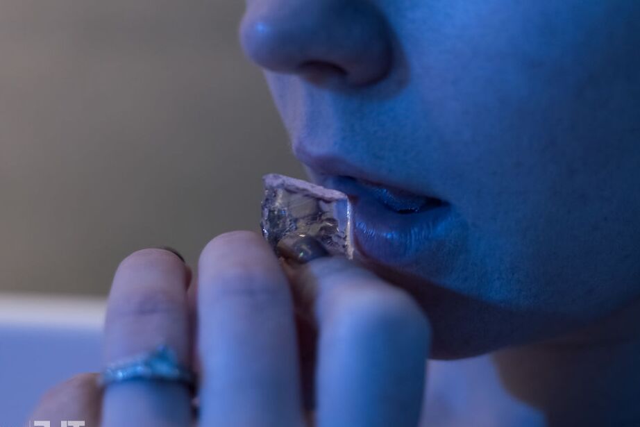 16P コートニー L が角氷を選択し、口をとがらせた口に当てて後ずさりする