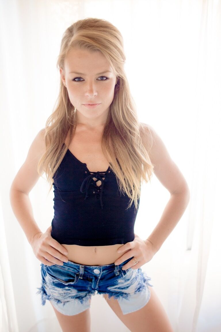 15P Tiny titted Nicole Clitman em botas deixa cair shorts espalhando buceta careca